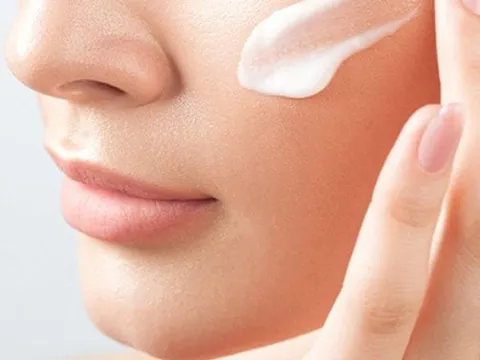 Thoa kem chống nắng đúng cách với công thức “2 trước – 3 sau” giúp bảo vệ da toàn diện