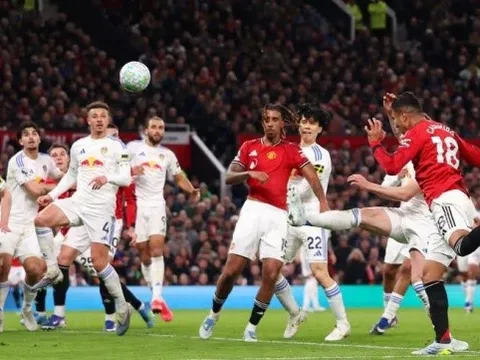 Martinez nhận thẻ đỏ, MU thua sốc Leeds United tại Old Trafford