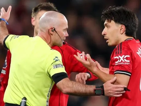 Carrick bức xúc vì thẻ đỏ của Martinez trong trận thua Leeds