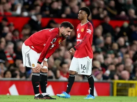 Roy Keane chê hàng tiền vệ Man Utd biến mất trước Leeds