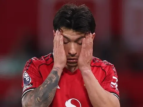 Carragher và Carrick nổi đóa vì Martinez bị đuổi do kéo tóc