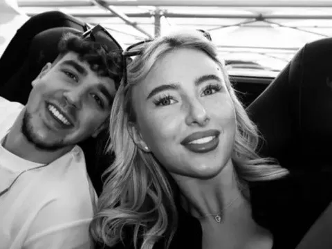 Sao Sheffield United đón tin vui cùng ái nữ của HLV trưởng