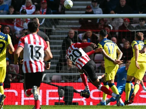 Sunderland thăng hoa đang đẩy Tottenham xuống vực thẳm