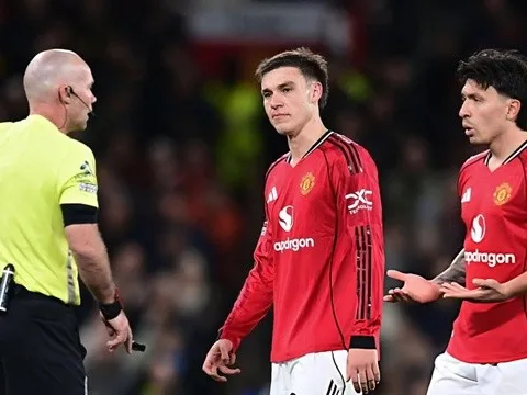 Neville chê hàng tiền vệ MU chơi như những người xa lạ