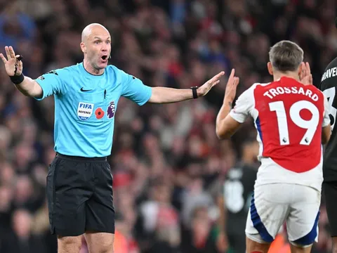 Fan Arsenal phẫn nộ với trọng tài bắt chính trận Man City