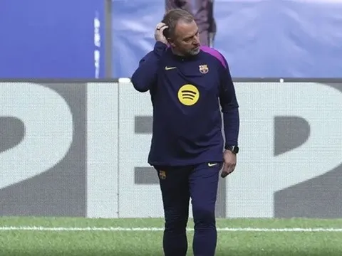 Hansi Flick nối gót Xavi phàn nàn mặt cỏ sân Atletico Madrid