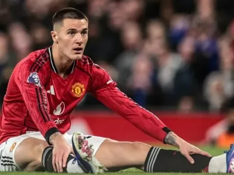 Van der Sar chỉ ra sai lầm của Carrick trong trận thua Leeds