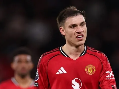 Carrick bênh vực Ugarte sau thống kê thắng 1/10 trận đá chính