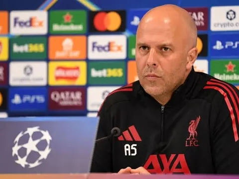 Arne Slot dùng 'biến số' Ekitike giải mã bài toán PSG