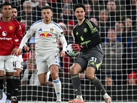 Bất chấp điểm yếu chơi chân Lammens vẫn là số một tại MU