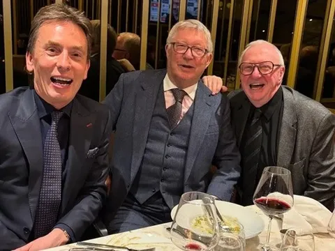 Sir Alex Ferguson đãi khách VIP trong ngày MU thất thủ trước Leeds