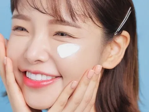 Công thức 2-2-2 khi thoa kem chống nắng giúp da hạn chế sạm nám và lão hóa