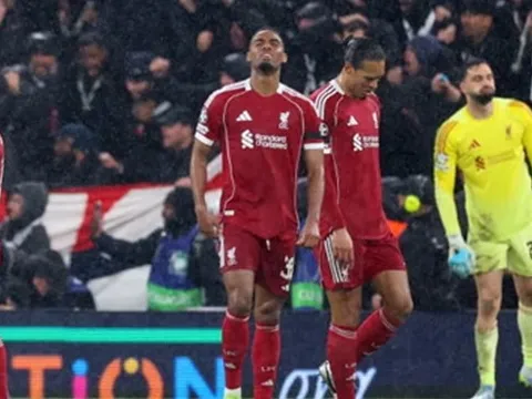 Rooney phản bác Sturridge về quan điểm tái thiết Liverpool