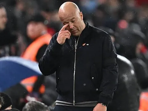 Bị PSG loại, Arne Slot tố Liverpool bị xử ép