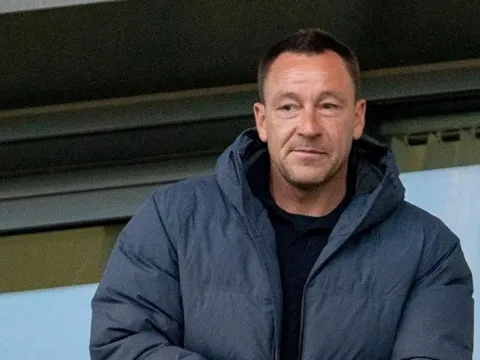 John Terry lộ diện vụ mua Colchester United