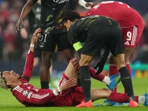 Arne Slot báo tin không vui về chấn thương của Ekitike