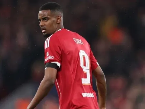 Alan Shearer chê Isak "tàng hình" trong ngày Liverpool bị PSG loại