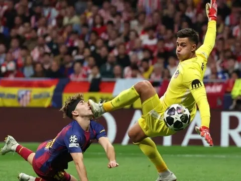 Fermin Lopez đổ máu sau va chạm kinh hoàng với Juan Musso