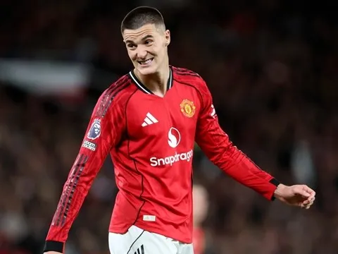 Calvert-Lewin dạy cho Sesko bài học về bản năng số 9