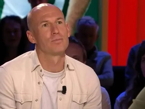 Arjen Robben nổi đóa với trọng tài và phóng viên tại giải trẻ