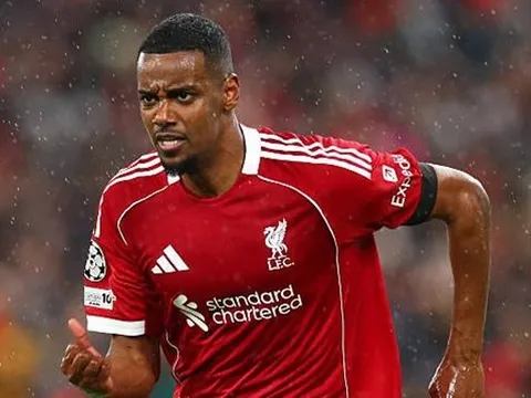 Arne Slot lý giải quyết định rút Alexander Isak khỏi sân sớm