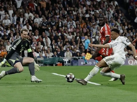 Vì sao Philipp Lahm coi Manuel Neuer là thủ môn trăm năm có một?