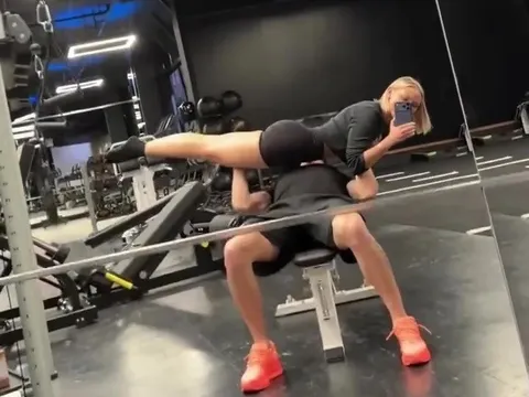 Mudryk biến bạn gái bốc lửa thành tạ đòn tập gym