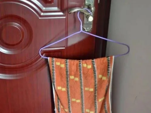 Vì sao bật điều hòa mùa hè nên treo khăn trong phòng? Ít ai biết lợi ích bất ngờ