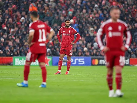 Fan Liverpool phẫn nộ khi Slot thay Joe Gomez sau 23 phút