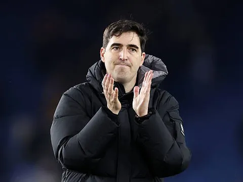 Man Utd ngó lơ Iraola, Fabrizio Romano báo tin vui cho Carrick