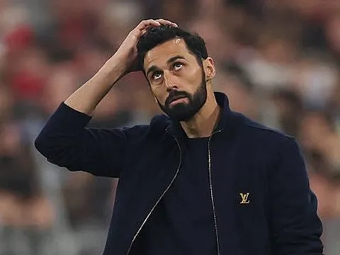 HLV Arbeloa phẫn nộ vì tấm thẻ đỏ của Camavinga