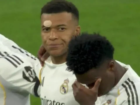 Mbappe phẫn nộ khi fan Bayern phá hỏng lễ tưởng niệm