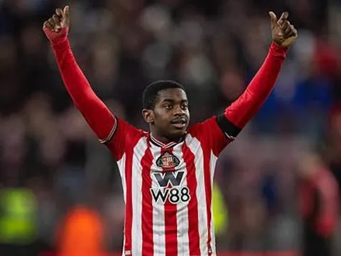 MU tranh Noah Sadiki với Arsenal