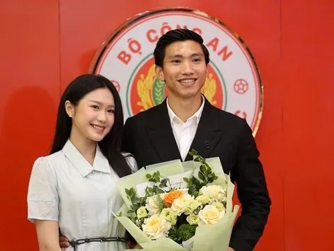 Doãn Hải My rạng rỡ bên Văn Hậu giữa bão dư luận