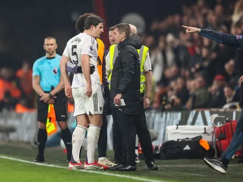 Gọi trọng tài là "lũ hề", Maguire lỡ đại chiến Chelsea