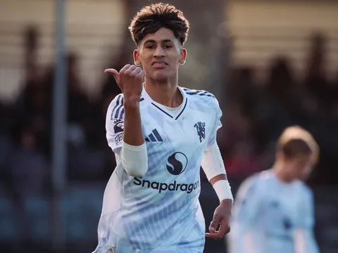 Cậu bé 15 tuổi được xem là Max Dowman của Man United