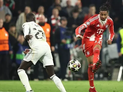 Camera bắt trọn khoảnh khắc bất ngờ trên khán đài trận Bayern đấu Real