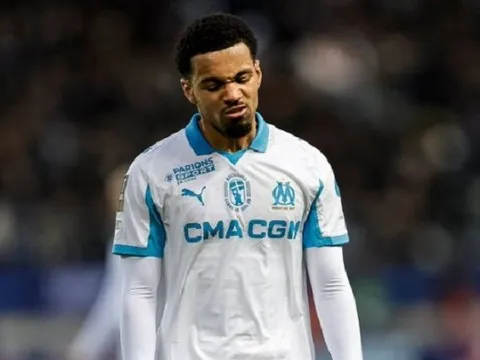 Sao trẻ Arsenal bị tố hời hợt tại Marseille