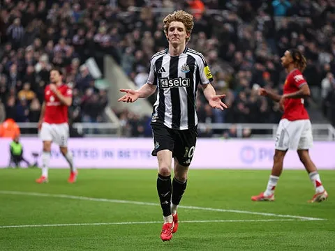 Bayern săn Gordon giúp Liverpool rảnh tay đón ngọc quý