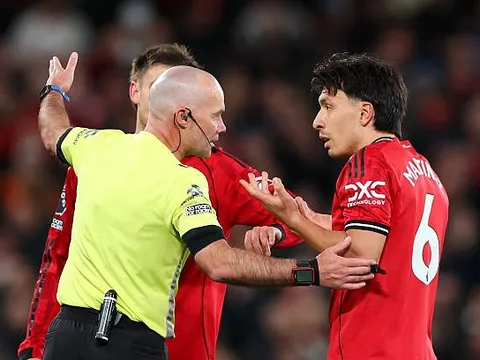 Saha gọi thẻ đỏ của Martinez là trò đùa lố bịch