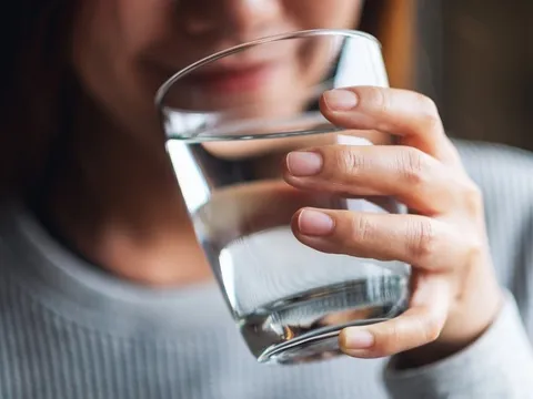 4 kiểu uống nước buổi sáng âm thầm hại sức khỏe nhiều người không biết
