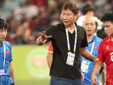 HLV Kim Sang-sik cần buông ASIAD 2026 để bảo vệ ngôi vương
