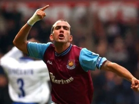 Di Canio tự đập đầu chảy máu khi đang bình luận trực tiếp