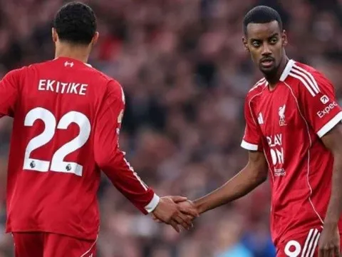 Chấn thương của Ekitike buộc Isak phải bước ra ánh sáng