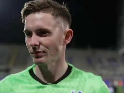 Dean Henderson hát cùng CĐV khi Palace vào bán kết