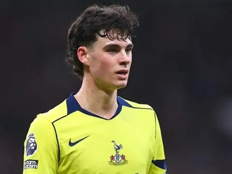 Tottenham nguy cơ mất Archie Gray vào tay Liverpool