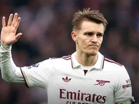 Odegaard lùi sâu giúp Arsenal giải mã bài toán Man City