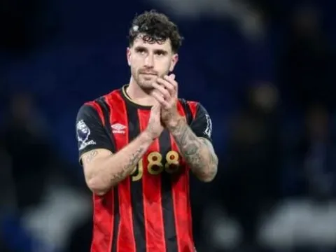 Marcos Senesi là chiếc phao cứu sinh cho hàng thủ Man Utd
