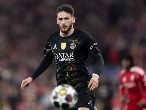 Chuyên gia khó hiểu khi MU "nhường" Kvaratskhelia cho PSG