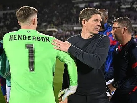 Dàn sao Crystal Palace cùng fan quẩy tưng bừng trên đường phố Ý